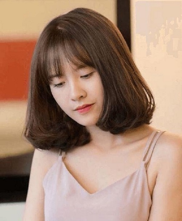kiểu tóc bob xoăn ngang vai cho khuôn mặt nhỏ gầy