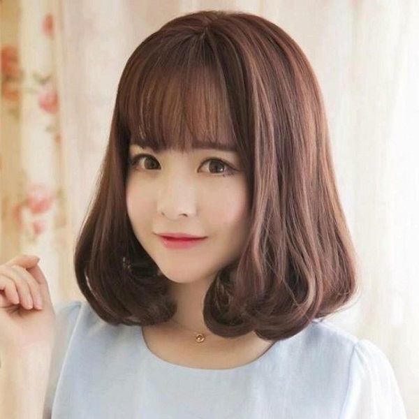 kiểu tóc ngắn uốn cụp đuôi cho khuôn mặt nhỏ gầy