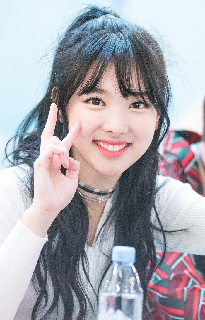 kiểu tóc buộc nửa đầu