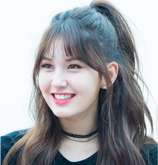 kiểu tóc buộc nửa đầu