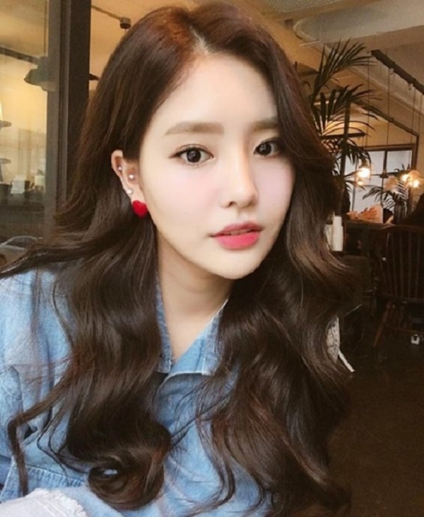 kiểu tóc gợn sóng ngôi lệch