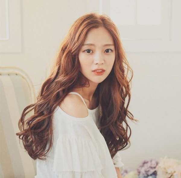 kiểu tóc gợn sóng ngôi lệch