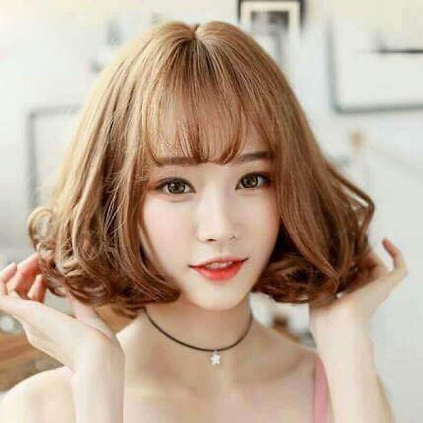 tóc ngắn uốn đuôi cho mặt tròn