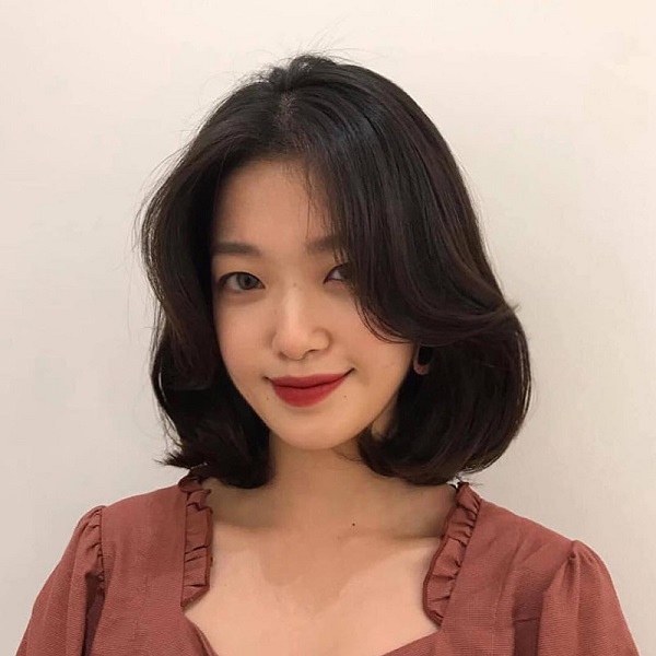 kiểu tóc ngắn uốn cụp cho mặt tròn