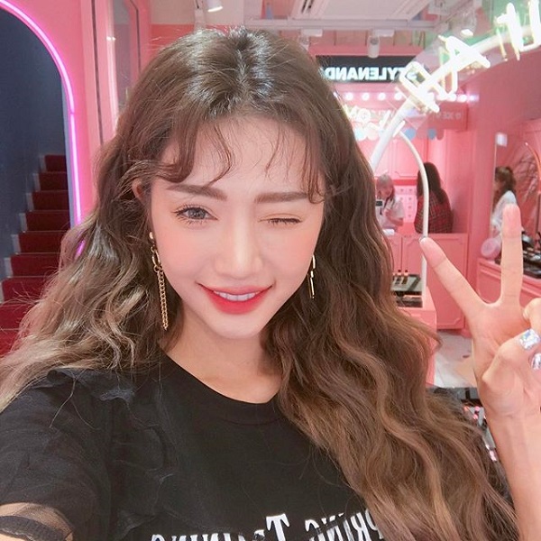 kiểu tóc xoăn rẽ ngôi