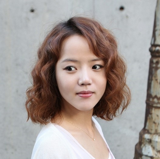 kiểu uốn tóc ngắn nữ