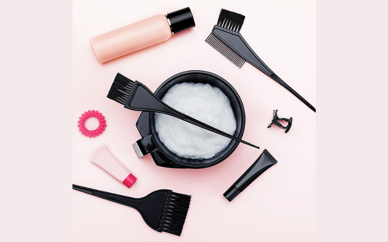 Kiểm tra da đầu trước khi nhuộm tóc