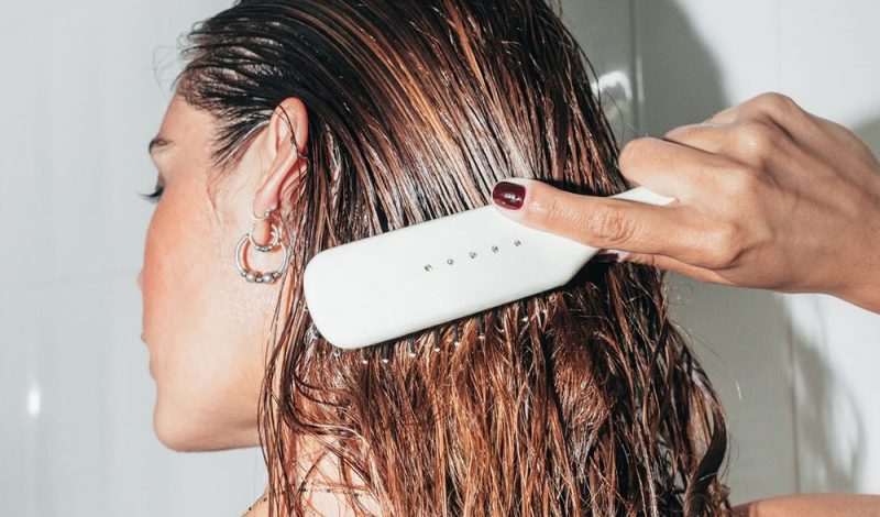 Sử dụng dầu xả sau khi tắm và gội đầu sạch với dầu gội