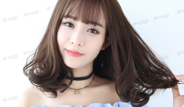 Hướng dẫn cách chải tóc giả xoăn không đứt tóc 