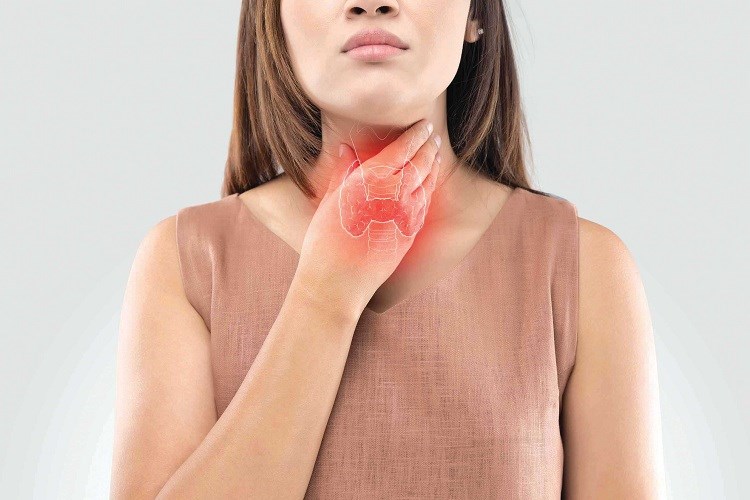 Cách điều trị rụng tóc do bệnh tuyến giáp gây ra: Nguyên nhân và cách chữa