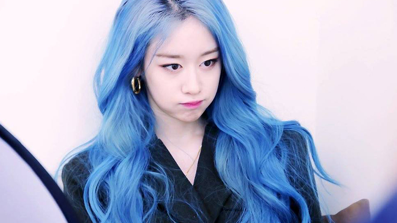 Tóc xanh dương hợp với da nào? 10 kiểu tóc giả màu xanh dương đẹp nhất cho nàng