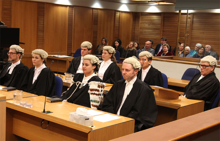 Vì sao các thẩm phán và luật sư lại đội tóc giả?